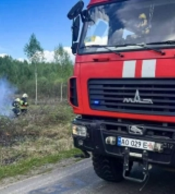 За вихідні закарпатські рятувальники ліквідували сім загорань сухостою і сміття