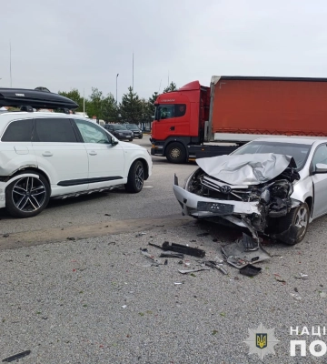 Біля Львова зіштовхнулись дві автівки, є потерпілі