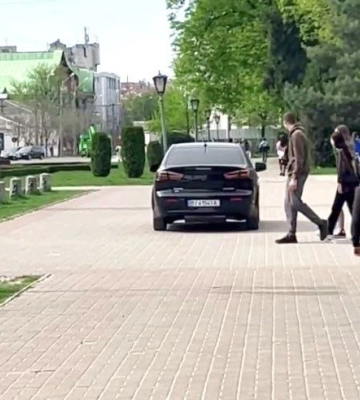 Поліцейські конфіскували автівку, яка їздила по тротуару Корпусного саду Полтави