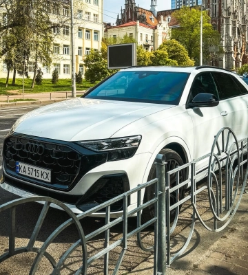 В Киеве появился новейший заряженный кроссовер Audi 