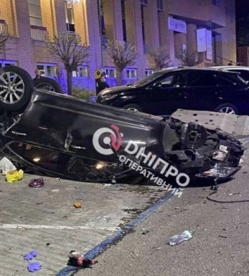 У Дніпрі BYD зіштовхнувся з поліцейською машиною і та перекинулась