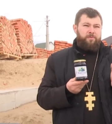 На Волині священник продає чорничне варення, щоб побудувати храм (відео)
