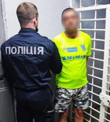 На Ужгородщині поліція затримала зловмисника, який зі зброєю увірвався до магазину