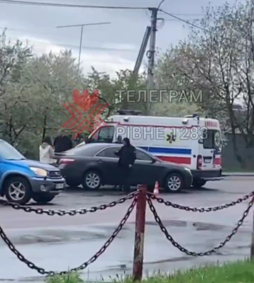 У Рівному не розминулися легковик та «швидка» (ВІДЕО)