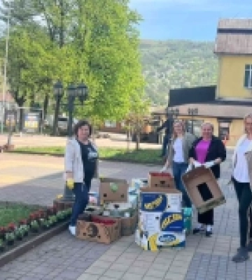 У Рахові прибрали парк Буркут та висадили квіти в клумбах у центральній частині міста