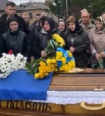 У Рожищі навколішки зустріли загиблого захисника Олександра Зінчука. ФОТО