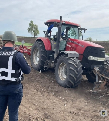 На Харківщині у полі підірвався трактор