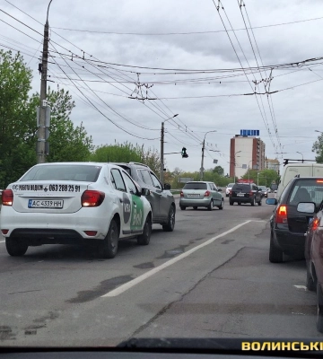 У Луцьку на Ковельській – ДТП: автомобіль таксі Bolt в&#039;їхав у Nissan