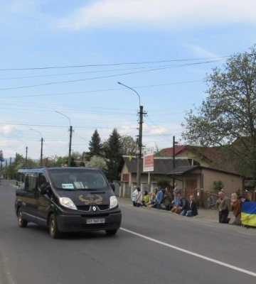 На Надвірнянщині живим коридором зустріли полеглого Героя