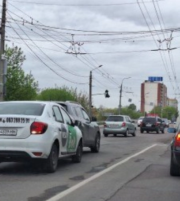 Через ДТП у Луцьку на Ковельській - затор: автомобіль таксі «Болт» в&amp;#039;їхав у «Ніссан»