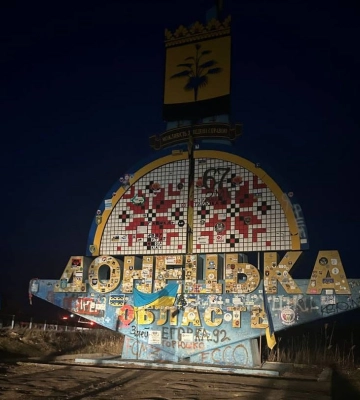 Волонтери відчистили стелу на в’їзді до Донеччини від написів військових. Це викликало хвилю обурення
