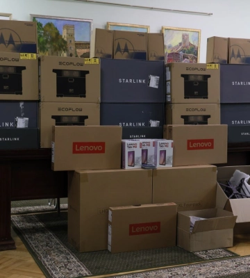 Завжди поруч: мер Луцька передав військовим чергову партію допомоги