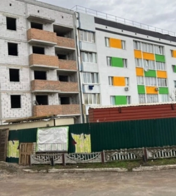 У Макарові відновлюють пошкоджену росіянами п’ятиповерхівку