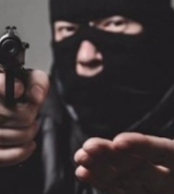 На Ужгородщині чоловік зі зброєю увірвався до магазину і вимагав віддати йому випивку