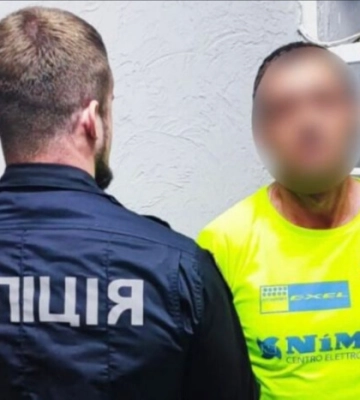 На Ужгородщині поліція затримала зловмисника, який зі зброєю увірвався до магазину