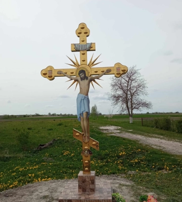 У Луцькому районі на честь загиблого сина-Героя батьки встановили хрест