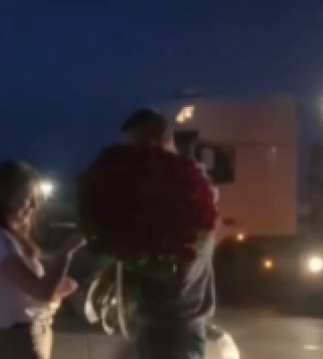 На Волині далекобійник оригінально освідчився своїй коханій. ВІДЕО