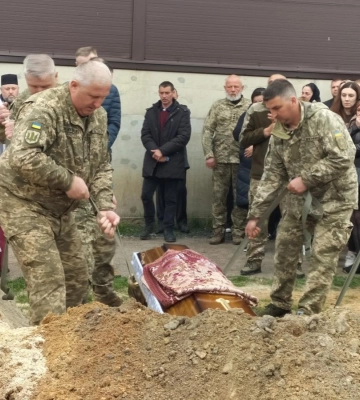 Мали евакуювати росіяни, але натомість - розстріляли: на Волині попрощалися із Героєм Олександром Зінчуком