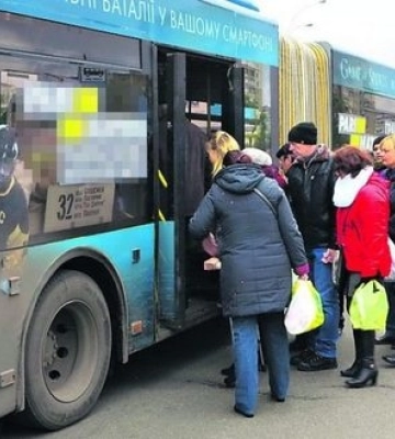 Била ребенка в автобусе: детали скандала со "злой бабулей" в Киеве