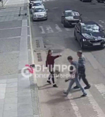 В Днепре девушка распыляла освежитель воздуха в лицо прохожим: видео