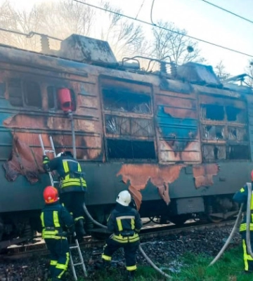 На Черкащині загорівся електровоз під час руху: фото ліквідації пожежі