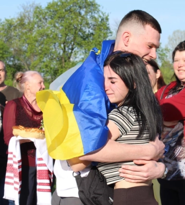 На Прикарпатті зустріли захисника Максима Баришника, який після двох років в полоні повернувся додому