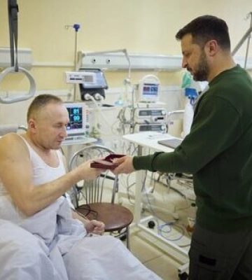 Зеленський нагородив поранених захисників у військовому госпіталі в Чернівцях. ВIДЕО