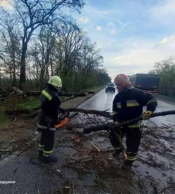 Рятувальники ліквідовують наслідки негоди на Кіровоградщині