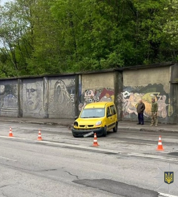 У Львові перекинувся автомобіль (ВІДЕО)