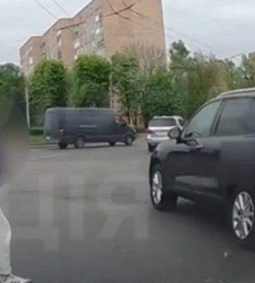 Миттєва карма: у Луцьку водій не пропустив пішохода перед очима патрульних (відео)