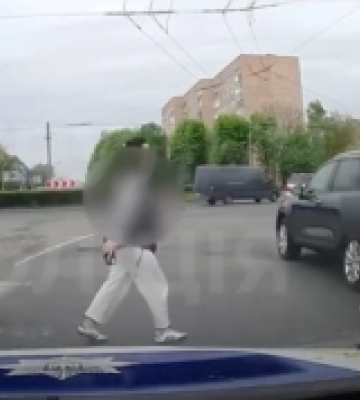 Миттєва карма: у Луцьку водій не пропустив пішохода перед очима патрульних (відео)