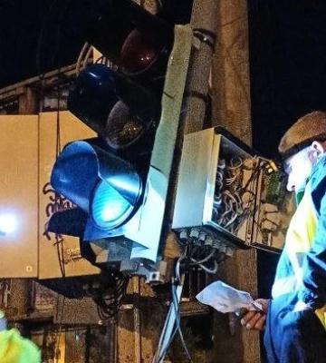 У Львові замінили пошкоджену внаслідок ДТП світлофорну опору