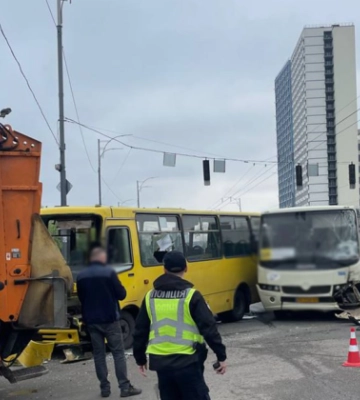 В Киеве произошла авария с участием двух маршруток и мусоровоза: фото
