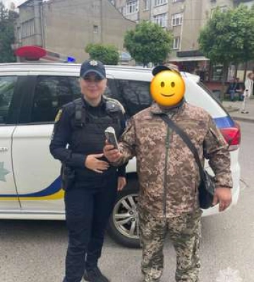 В Ужгороді патрульні допомогли чоловіку відшукати телефон, який він забув у таксі