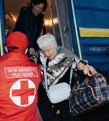 На Хмельниччині зустріли евакуаційний потяг з Херсонщини - ДСНС
