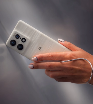 Motorola представила Edge 50 Pro на глобальному ринку: смартфон із POLED-дисплеєм на 144 Гц, чипом Snapdragon 7 Gen 3, захистом IP68 і камерою на 50 МП