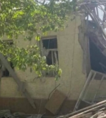 Російська армія скинула авіабомбу на житловий будинок в Бериславі