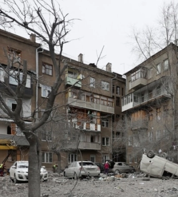 Двоє людей постраждали внаслідок авіаудару по селищу Золочів на Харківщині