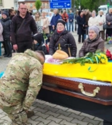 Заплакало навіть небо: Острог попрощався з 30-річною снайперкою Катериною Шинкаренко