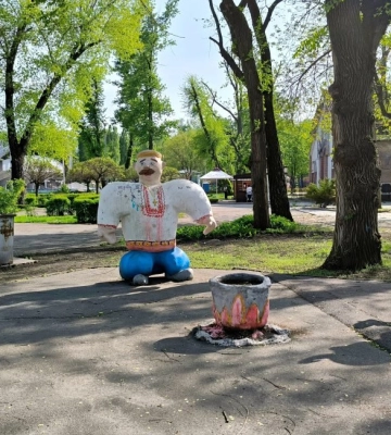 У Дніпрі в парку Глоби вандали розмалювали свастикою фігури козаків
