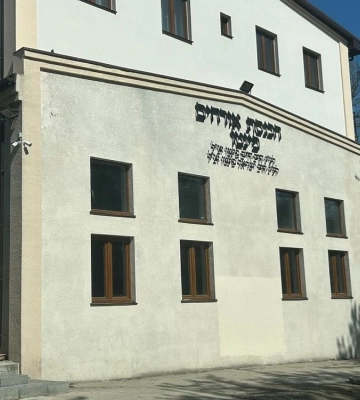 В Умани мужчина нарисовал свастику на здании еврейской столовой