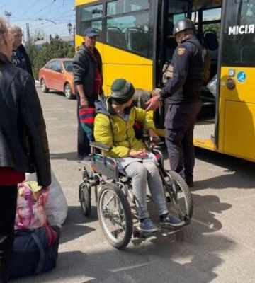 Ще 49 осіб, зокрема 15 дітей, евакуювали з Донеччини