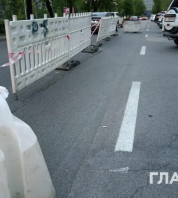 У Києві вздовж лінії метро просіла дорога (фото, відео)