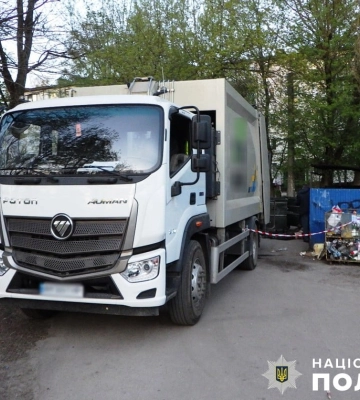 У Житомирі чоловік заснув у смітнику і загинув під пресом сміттєвоза