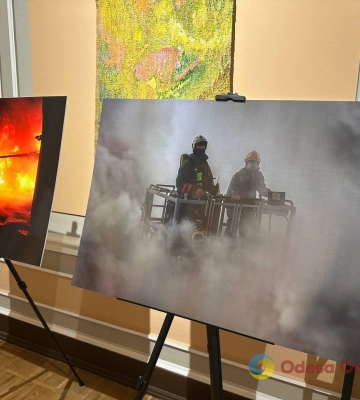 В Одесі відкрили виставку фотографій, зроблених рятувальниками під час ліквідації наслідків російських обстрілів (фоторепортаж)