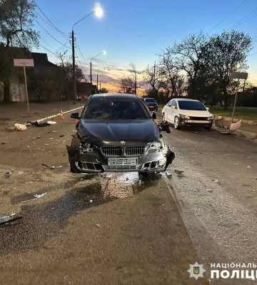 Водій BMW зніс три автомобіля