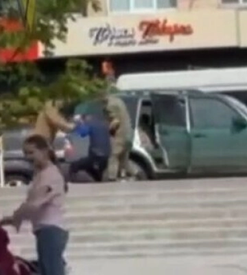 В Запорожском областном ТЦК и СП прокомментировали видео, на котором двое в камуфляже пытались  затолкнуть мужчину в авто