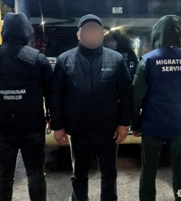 На вихід: міграційники Рівненщини примусово видворили нелегала з України