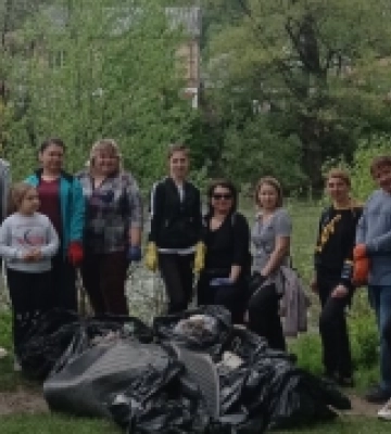 Педагоги Рахова прибрали узбережжя річки Тиса