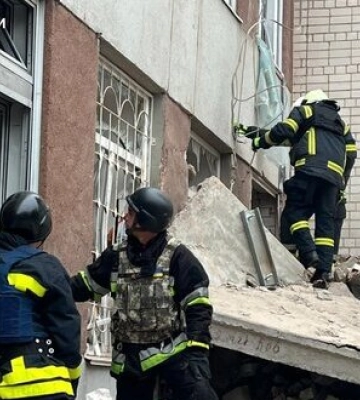 Зеленський про наслідки ракетного удару РФ по Чернігову: Триває рятувальна операція, люди під завалами. Вже 10 загиблих і 20 постраждалих. ФОТОрепортаж